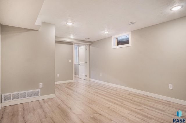 2208 E Allen Dr Drive, Sioux Falls, SD 57103