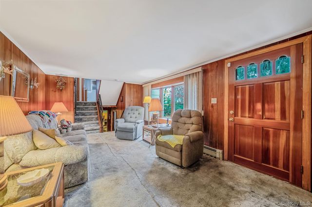 85 Hawthorne Street, Selden, NY 11784