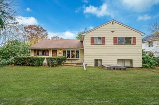 85 Hawthorne Street, Selden, NY 11784