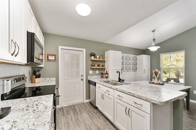 7 BAY COURT PASS, Ocklawaha, FL 32179