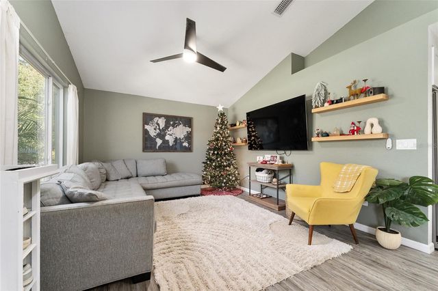 7 BAY COURT PASS, Ocklawaha, FL 32179