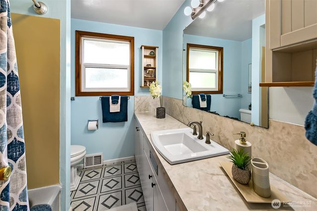 13739 36th Avenue NE, Seattle, WA 98125