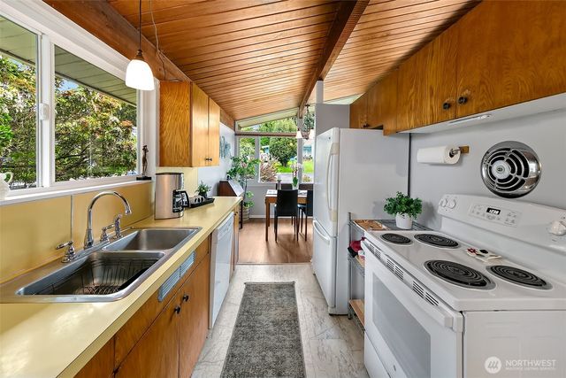 13739 36th Avenue NE, Seattle, WA 98125