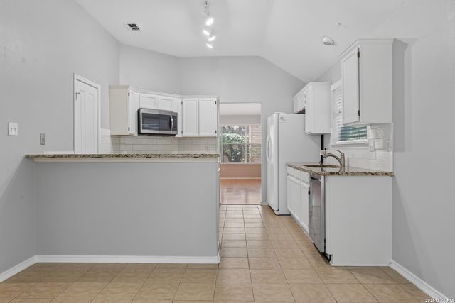 6635 SHADY BEND DR, San Antonio, TX 78256