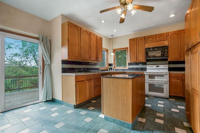 9125 Hillview Drive, De Soto, KS 66018