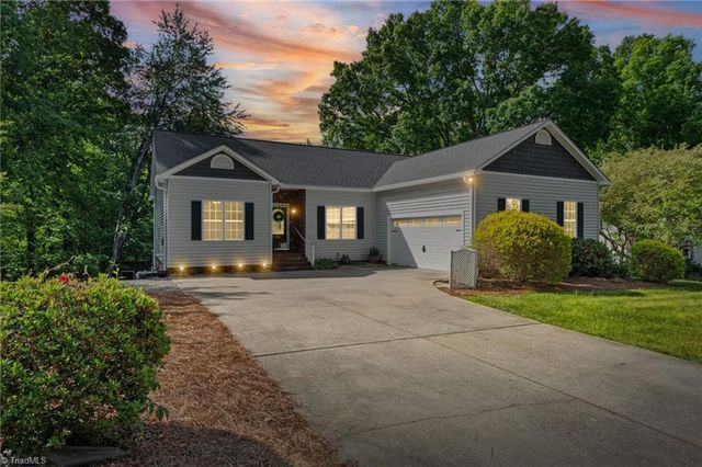 26 Robinhood Circle, Winston-salem, NC 27106