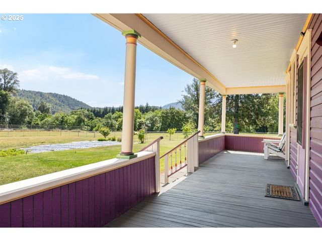 221 MAIN St, Riddle, OR 97469