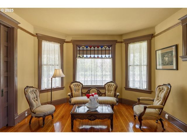 221 MAIN St, Riddle, OR 97469