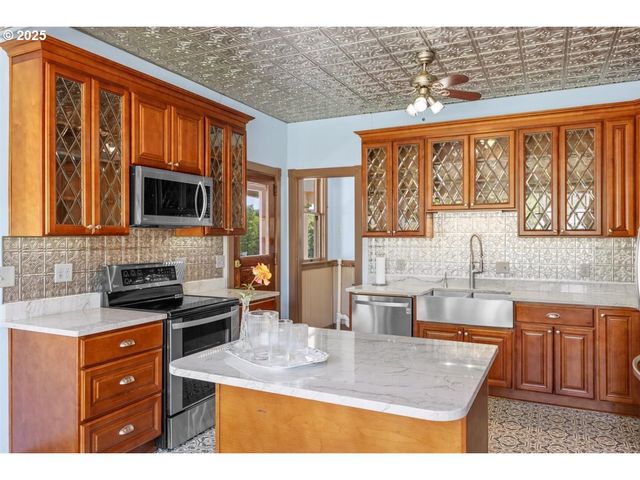 221 MAIN St, Riddle, OR 97469