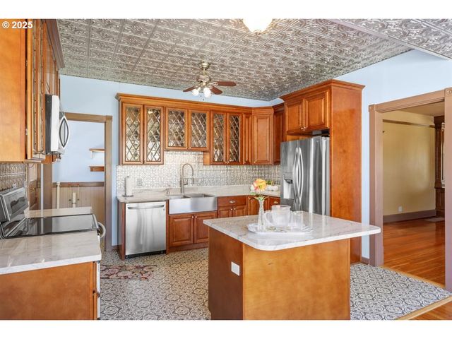 221 MAIN St, Riddle, OR 97469