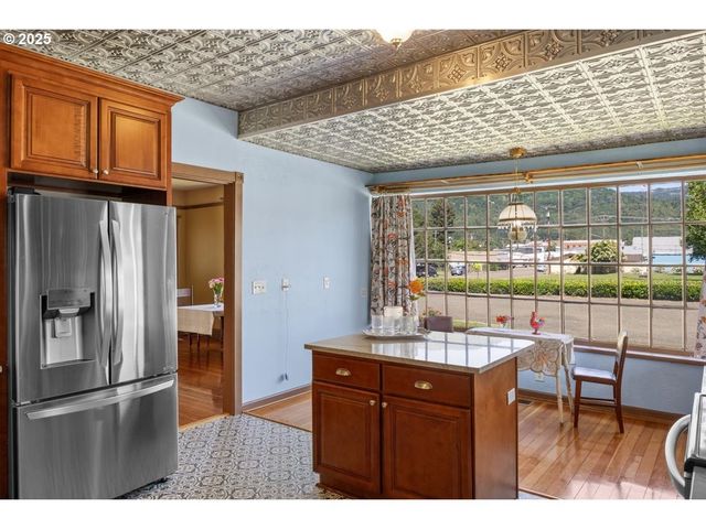 221 MAIN St, Riddle, OR 97469