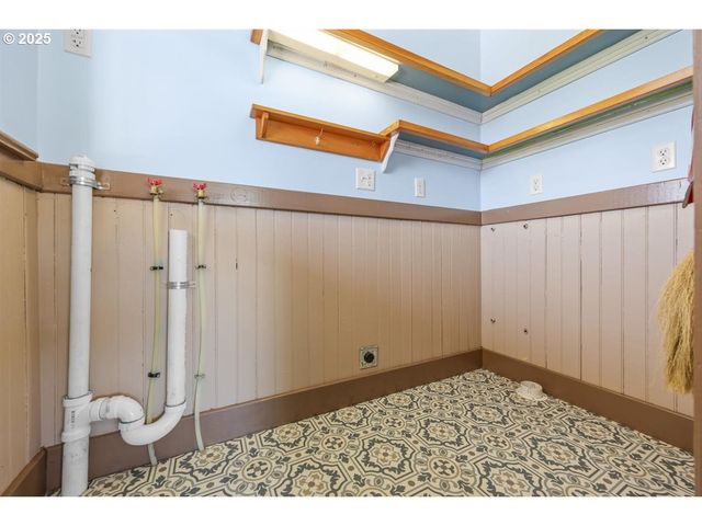 221 MAIN St, Riddle, OR 97469