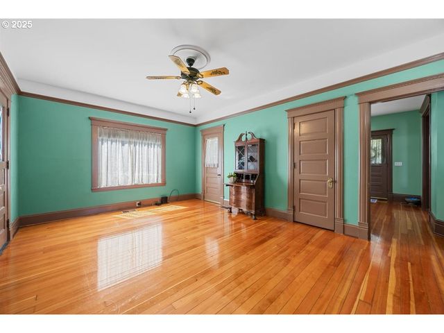 221 MAIN St, Riddle, OR 97469