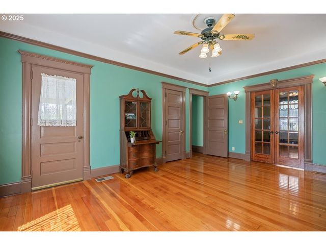 221 MAIN St, Riddle, OR 97469