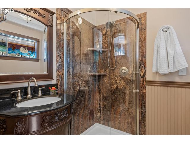 221 MAIN St, Riddle, OR 97469
