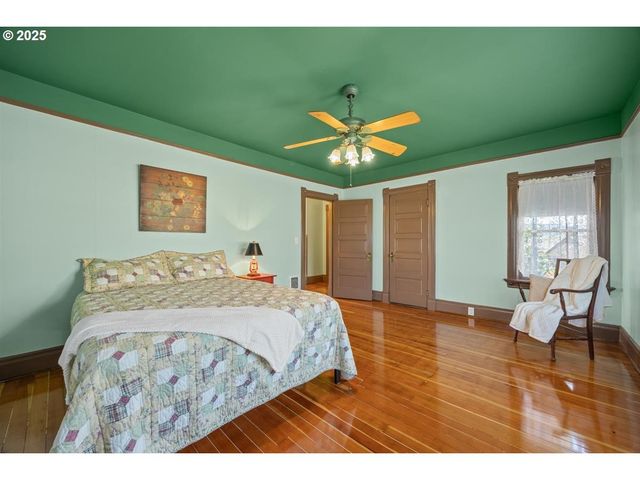 221 MAIN St, Riddle, OR 97469