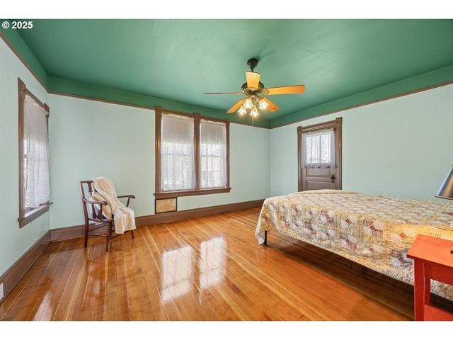 221 MAIN St, Riddle, OR 97469
