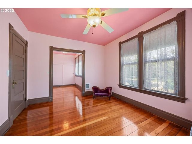 221 MAIN St, Riddle, OR 97469