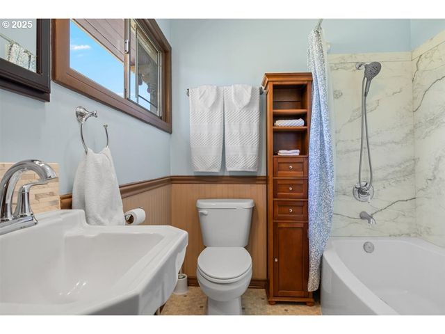 221 MAIN St, Riddle, OR 97469