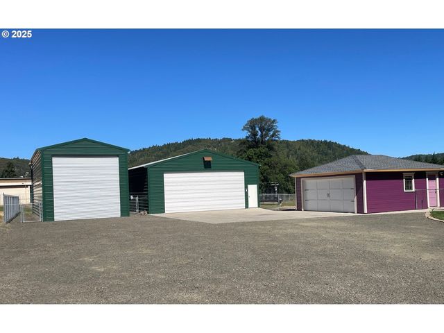 221 MAIN St, Riddle, OR 97469