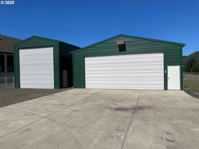 221 MAIN St, Riddle, OR 97469