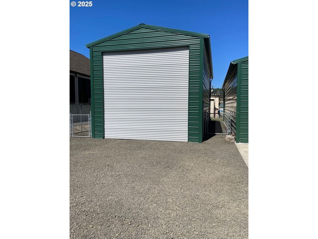 221 MAIN St, Riddle, OR 97469