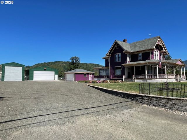 221 MAIN St, Riddle, OR 97469