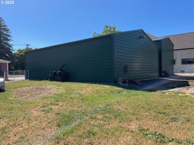 221 MAIN St, Riddle, OR 97469