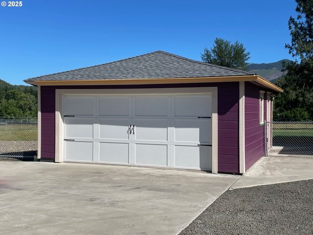 221 MAIN St, Riddle, OR 97469