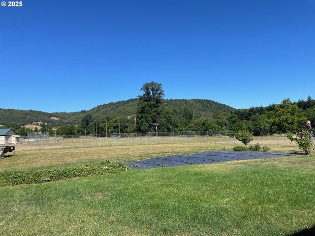 221 MAIN St, Riddle, OR 97469