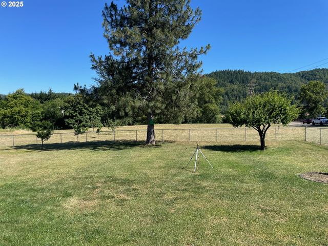 221 MAIN St, Riddle, OR 97469