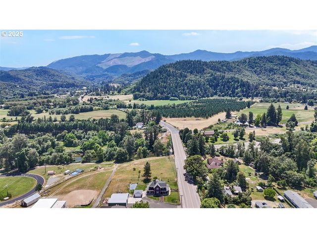 221 MAIN St, Riddle, OR 97469