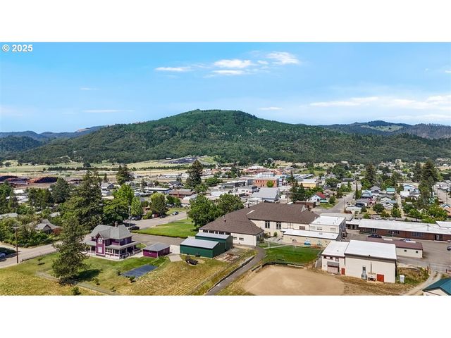 221 MAIN St, Riddle, OR 97469