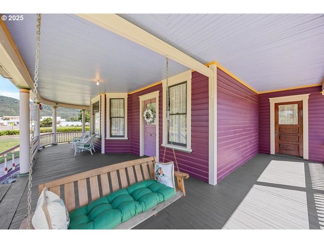 221 MAIN St, Riddle, OR 97469