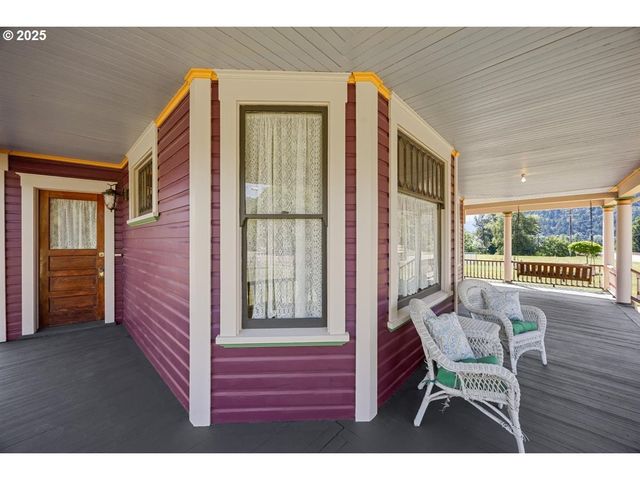 221 MAIN St, Riddle, OR 97469