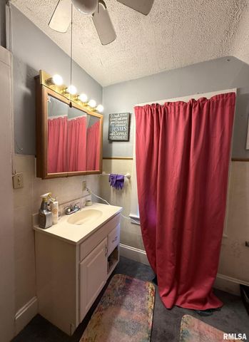 376 PINE Street, Galesburg, IL 61401