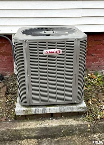 376 PINE Street, Galesburg, IL 61401