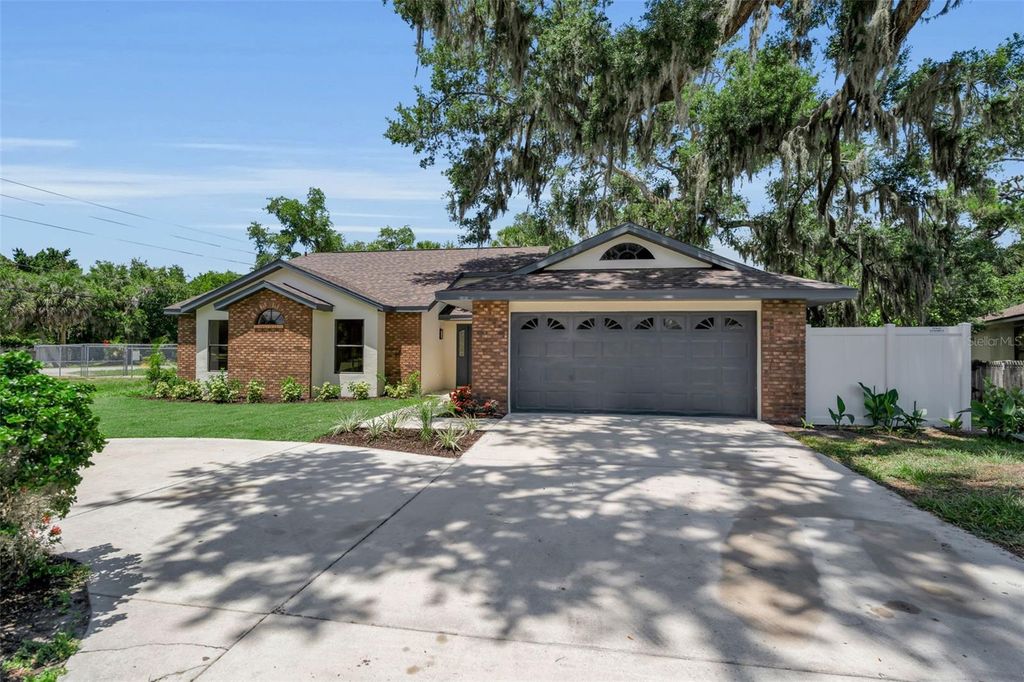 Image 2 of property listing at 1005 GREYSTONE LANE, Sarasota, FL 34232