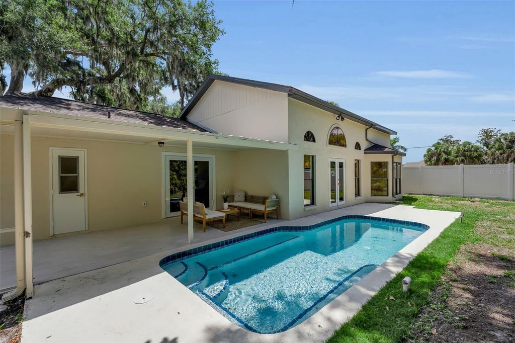 Image 11 of property listing at 1005 GREYSTONE LANE, Sarasota, FL 34232