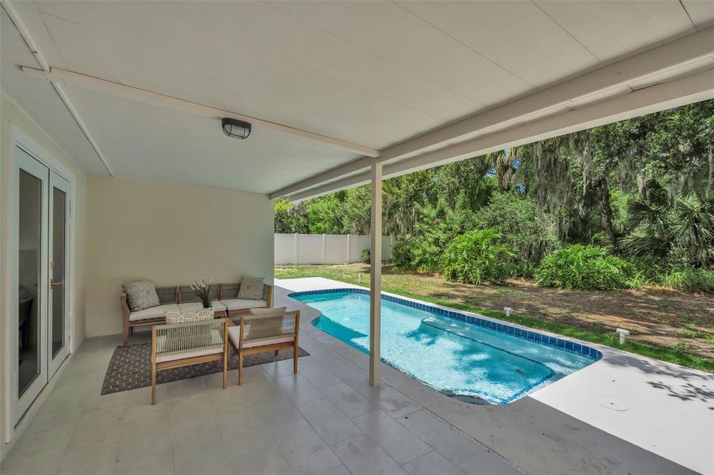 Image 12 of property listing at 1005 GREYSTONE LANE, Sarasota, FL 34232