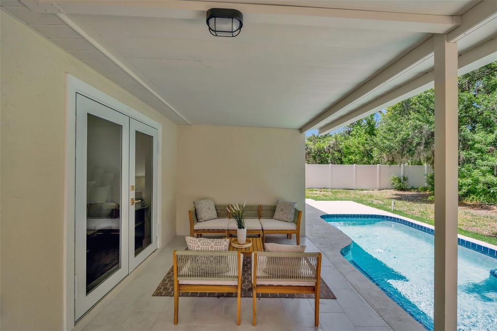 Image 13 of property listing at 1005 GREYSTONE LANE, Sarasota, FL 34232