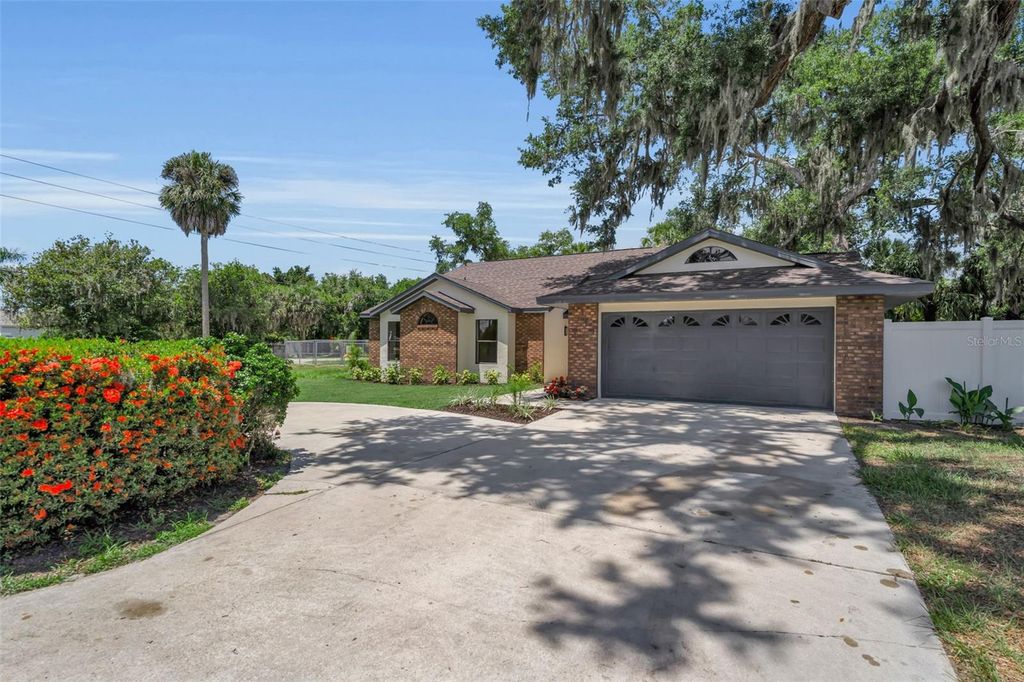 Image 3 of property listing at 1005 GREYSTONE LANE, Sarasota, FL 34232