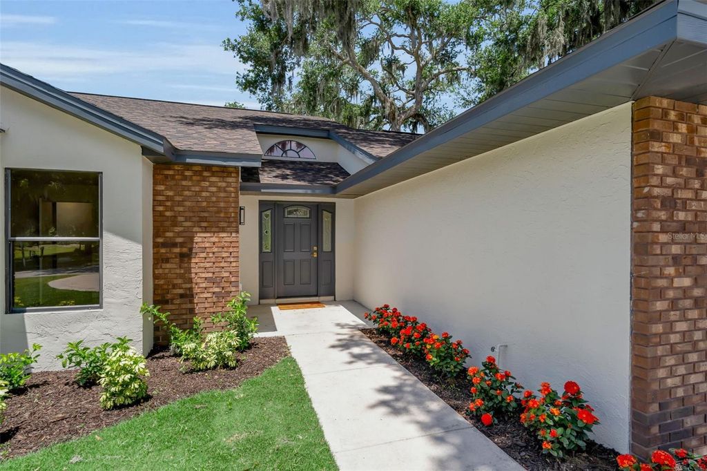 Image 4 of property listing at 1005 GREYSTONE LANE, Sarasota, FL 34232