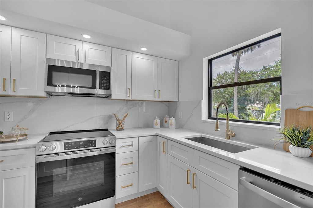 Image 35 of property listing at 1005 GREYSTONE LANE, Sarasota, FL 34232