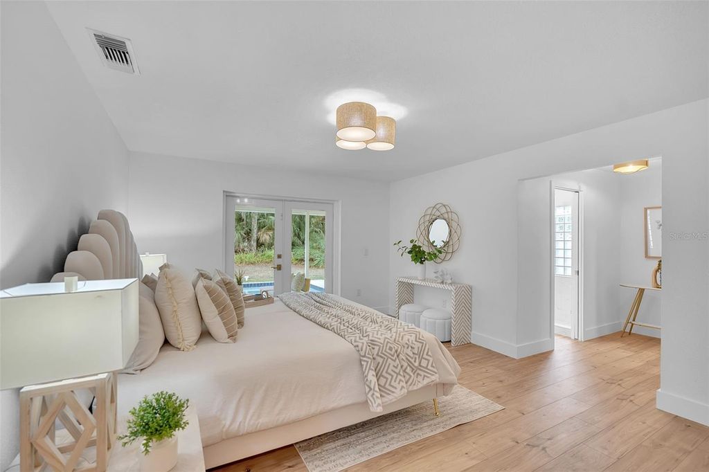 Image 37 of property listing at 1005 GREYSTONE LANE, Sarasota, FL 34232