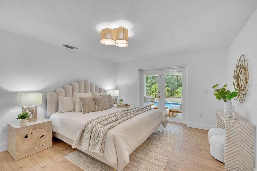 Image 39 of property listing at 1005 GREYSTONE LANE, Sarasota, FL 34232