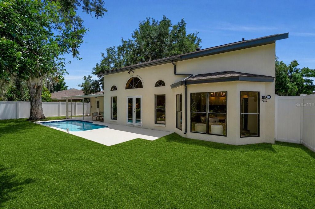 Image 5 of property listing at 1005 GREYSTONE LANE, Sarasota, FL 34232