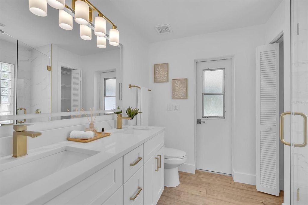 Image 42 of property listing at 1005 GREYSTONE LANE, Sarasota, FL 34232
