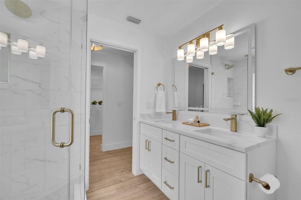 Image 44 of property listing at 1005 GREYSTONE LANE, Sarasota, FL 34232