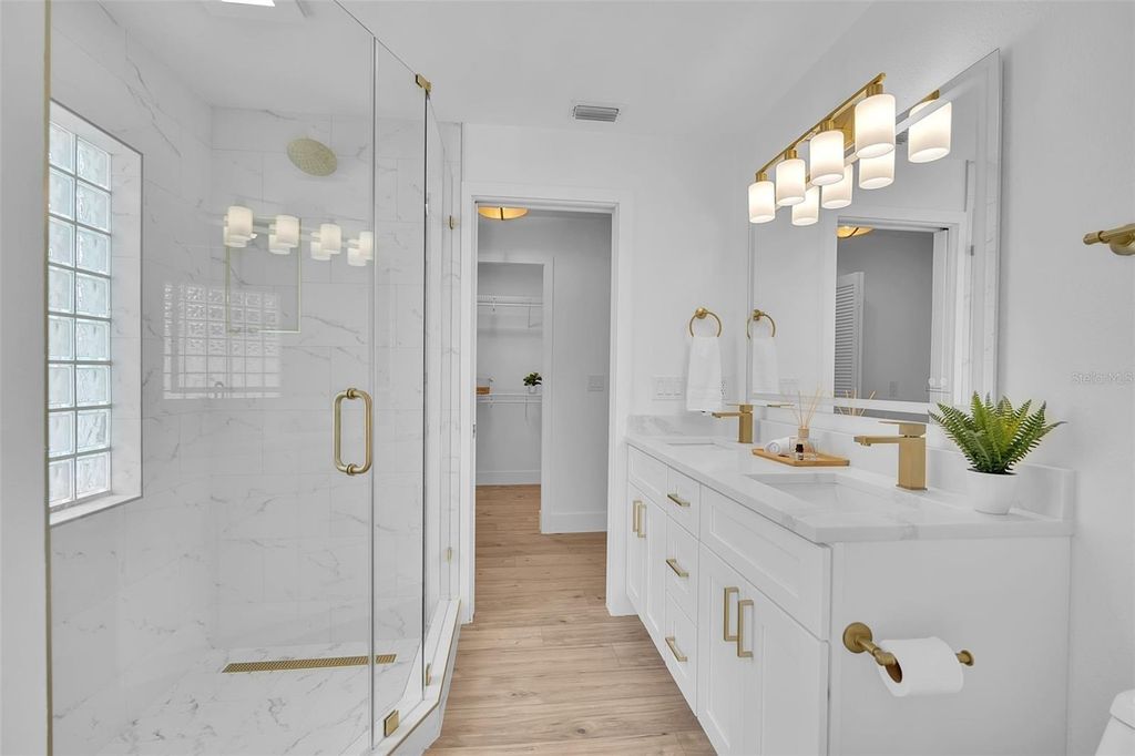 Image 46 of property listing at 1005 GREYSTONE LANE, Sarasota, FL 34232